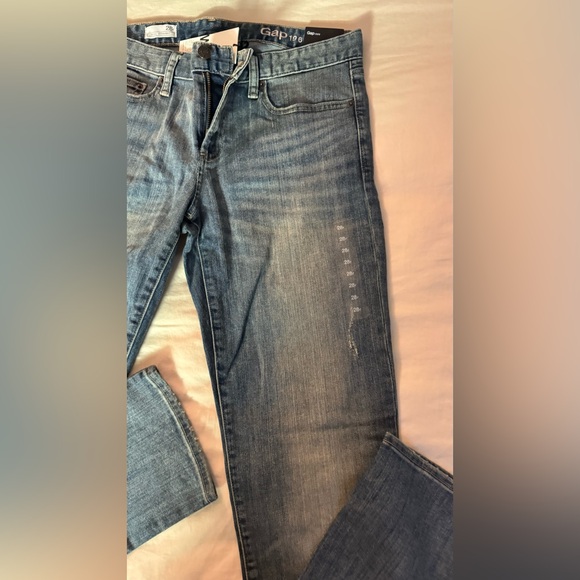 Brand New GAP Women's Wash Classic Straight Blue Jeans - Picture 3 of 9